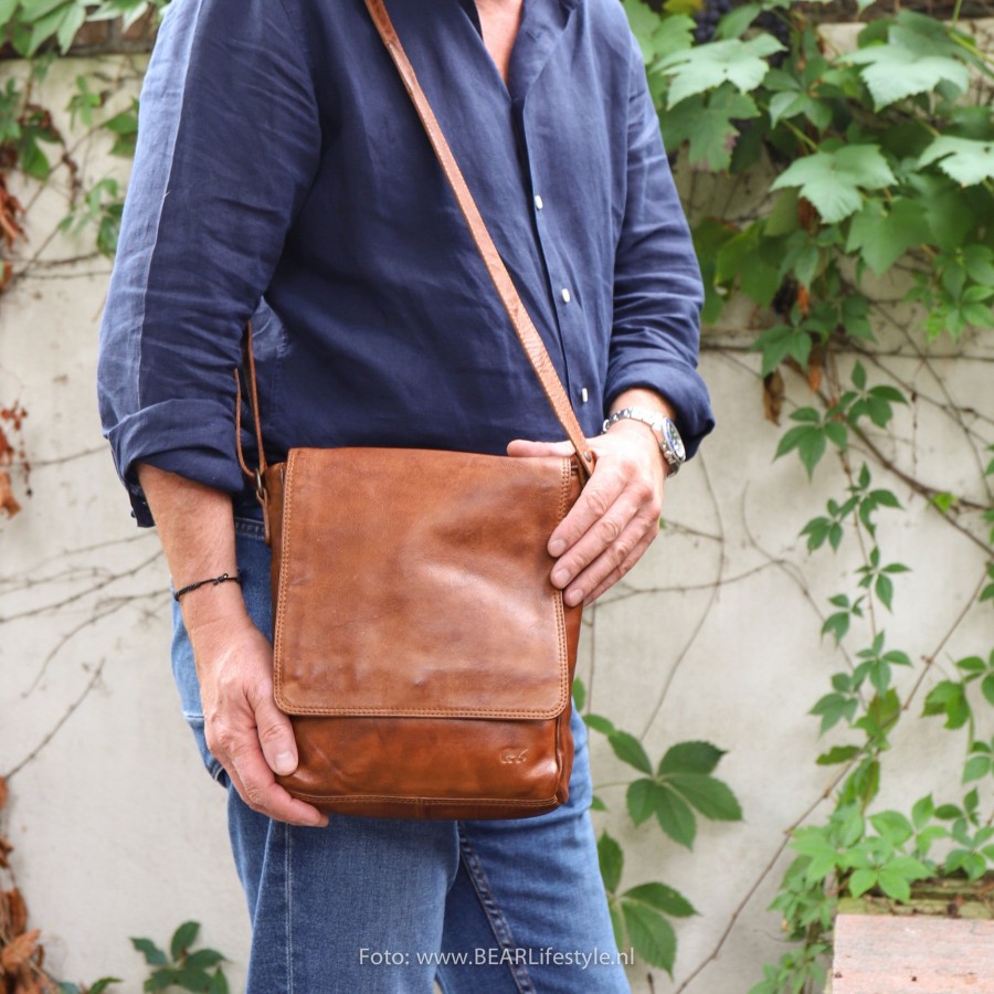 Bear Design Middelmaat Schoudertassen | Schoudertas 'Dirk' Cl 40025 Cognac